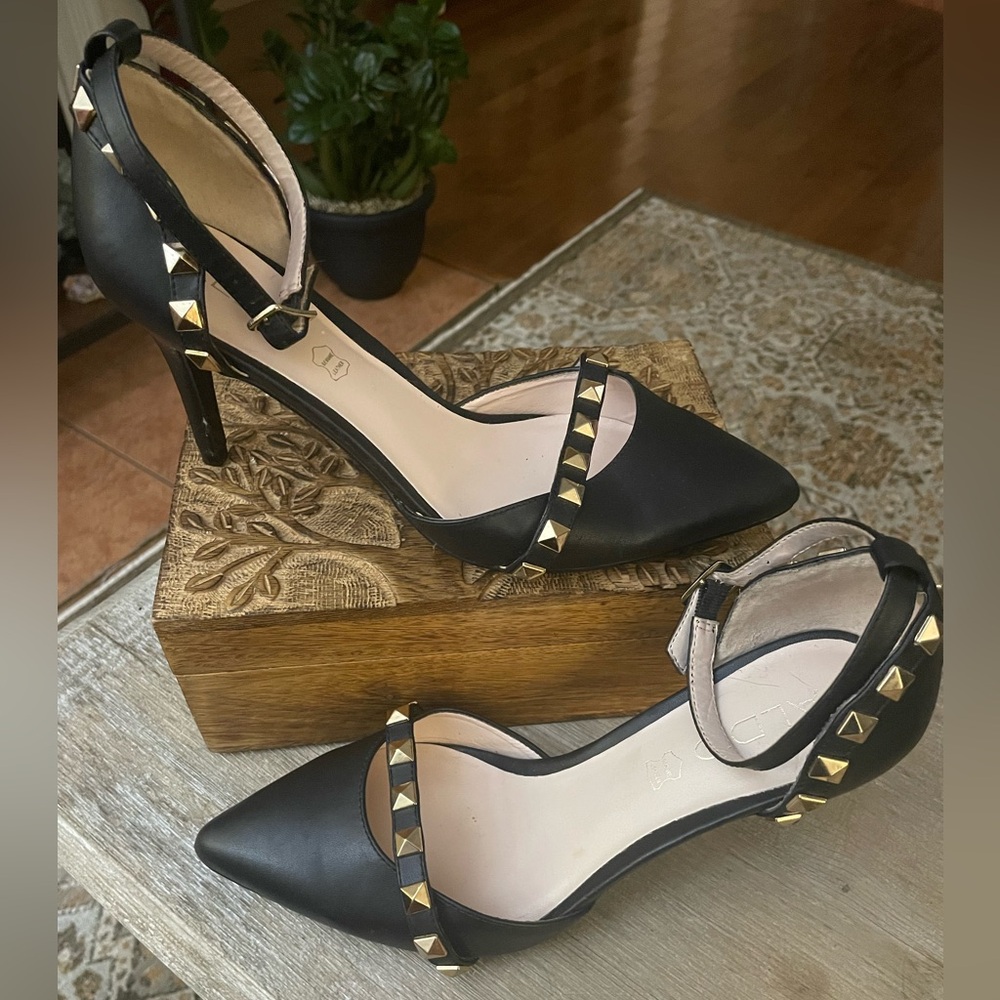 Black Aldo 2 inch heels.